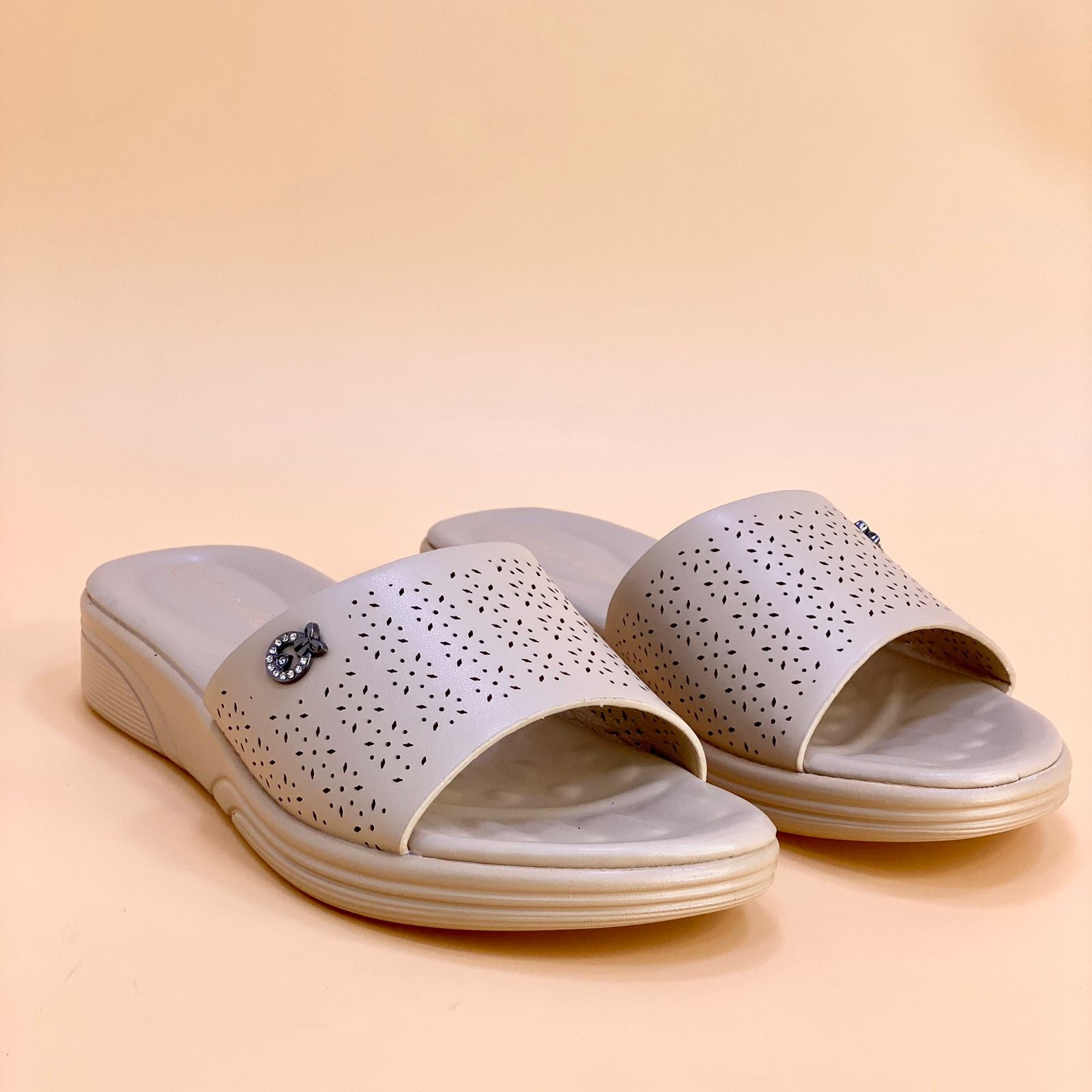 NEW ,  WOMEN SLIPPERS W738